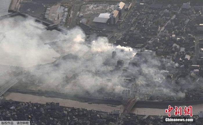 當地時間1月1日16時10分(北京時間15時10分)，日本石川縣能登地區發生7.6級地震。本次地震已造成數萬戶家庭停電，東北、上越、北陸各條新干線一度全線停運，北陸高速公路、東海北陸高速公路、上信越高速公路等禁止通行。圖為航拍地震現場。