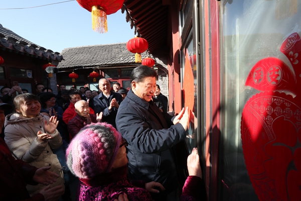 2019年2月1日上午，習近平來到北京前門東區，走進居民家中看望慰問，同群眾一起貼窗花。（來源：新華社）