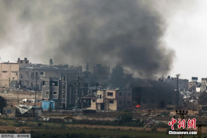 當地時間12月27日，新一輪巴以沖突仍在持續，加沙衛生部門稱，以軍在加沙地帶的軍事行動已致逾2.1萬名巴勒斯坦人死亡，另有55243人受傷。圖為當地時間12月27日，以色列南部與加沙邊界附近濃煙滾滾。